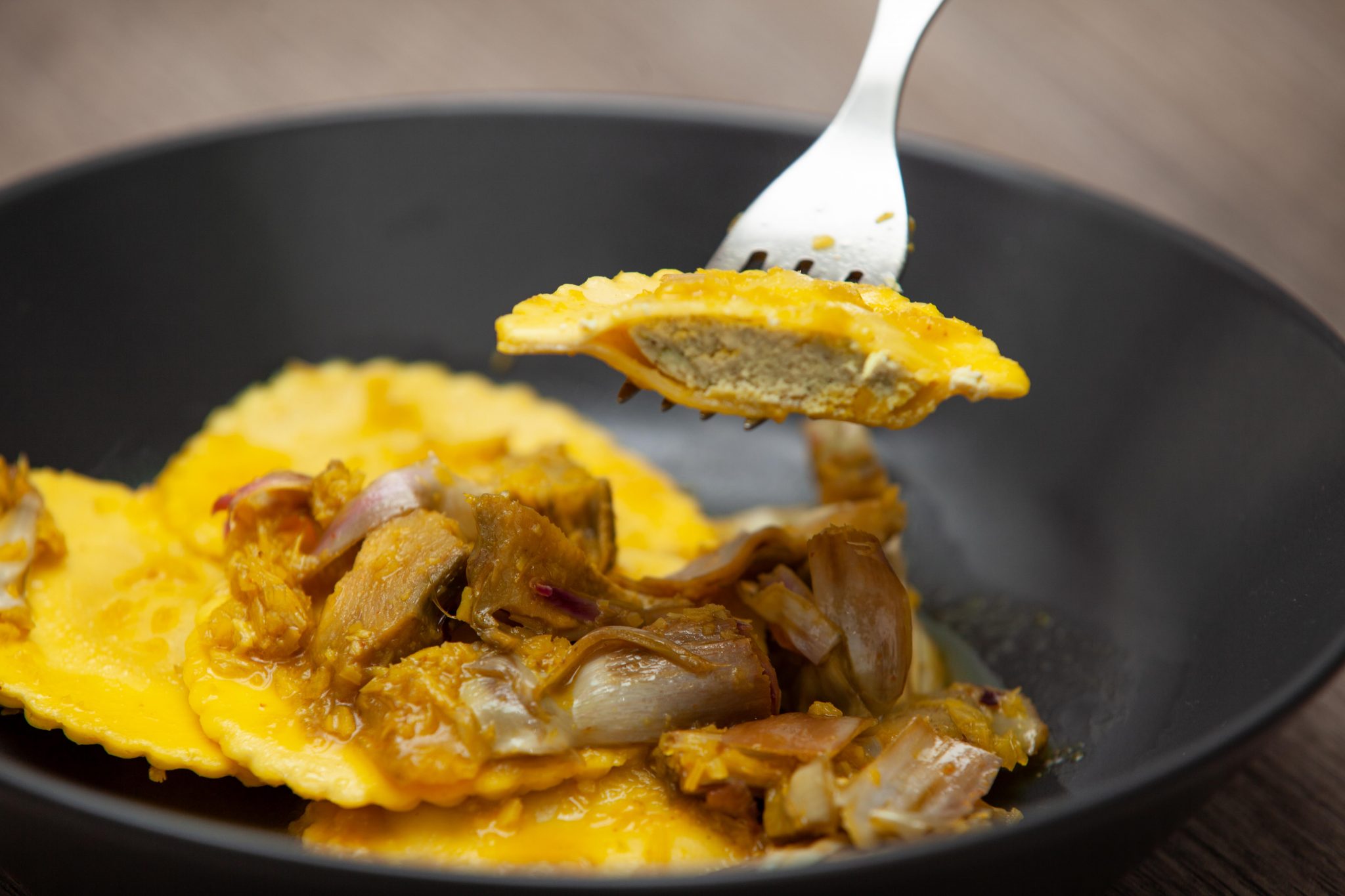 Ravioli Di Ricotta E Zafferano Con Carciofi - PADELLE VOLANTI